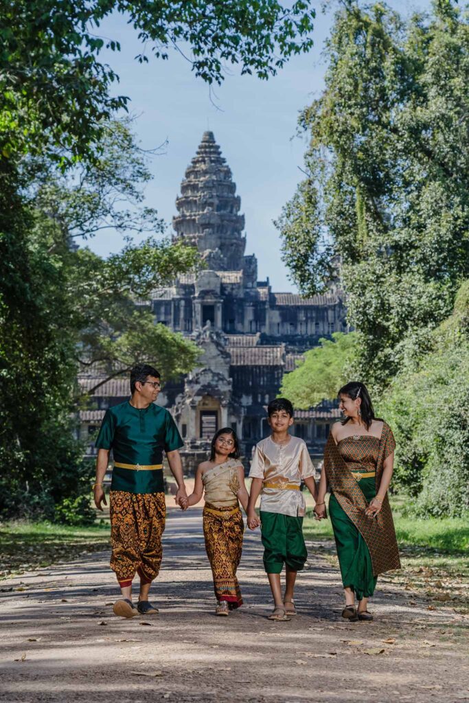 angkor wat photographer photoshoot with traditional khmer clothes