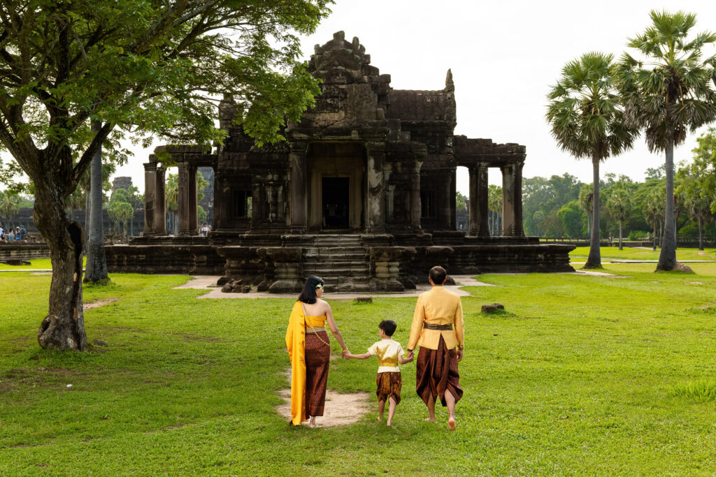 angkor wat photoshoot with traditional cambodian clothing 5