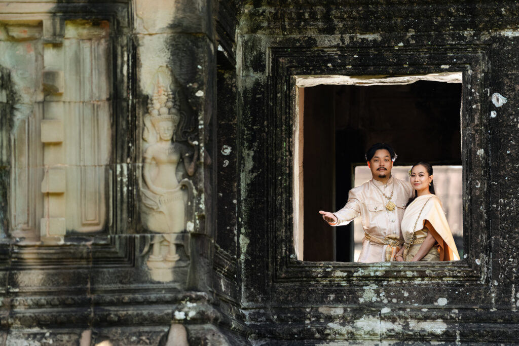 tradional cambodian clothes couples photoshoot with angkor wat photographer at angkor wat 10