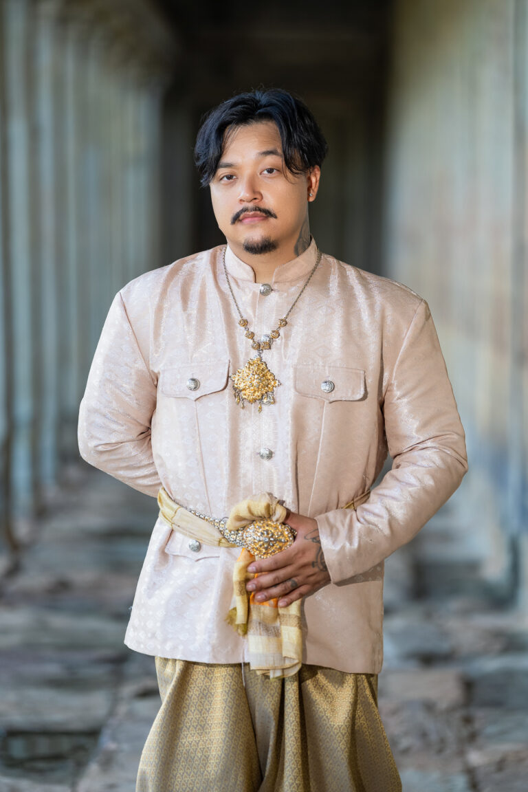 tradional cambodian clothes couples photoshoot with angkor wat photographer at angkor wat 3